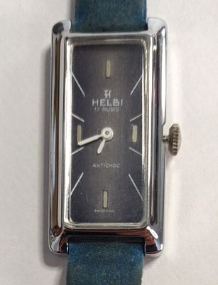 שעון יד מרהיב "טנק" HELBI במצב עבודה. נדיר בעיצובו המלבני הארוך. לוח שחור. קוים במקום ספרות. 