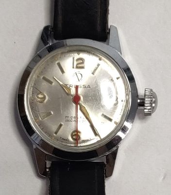 שעון יד יפיפה לאישה. "טרסה" TRESSA במצב עבודה. עם הרצועה המקורית. אלגנטי. לוח מוכסף בעדינות 