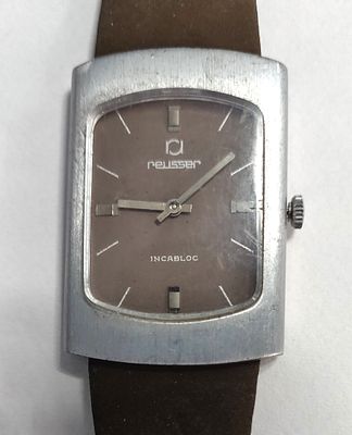 שעון יד יפיפה "טנק" רוסר REUSSER מלבני. במצב עבודה. קוים במקום ספרות. לוח בצבע קרמי עדין ביותר. 