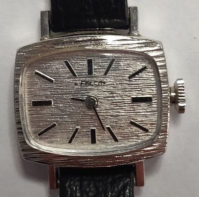 שעון יד יפיפה ומרשים לאישה "פלדק" FELDEC במצב עבודה. אלגנטי, למרות שזעיר. קופסה בעיצוב מסך 