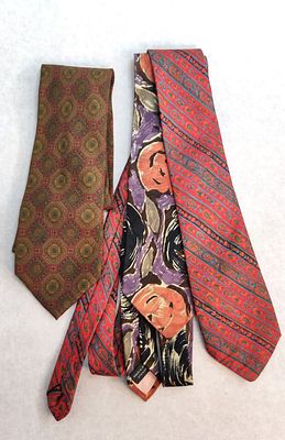 לוט - שלוש עניבות משובחות. 
האחת, משי איטקי תוצרת BELLINI. 
השניה, עניבת משי MARA, MILANO 