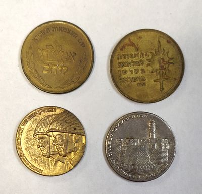 אסימון "אמץ לוחם". הונפק על ידי חברת "בזק" + שתי מדליות "ניצחון" משנת 1967, מלחמת ששת 