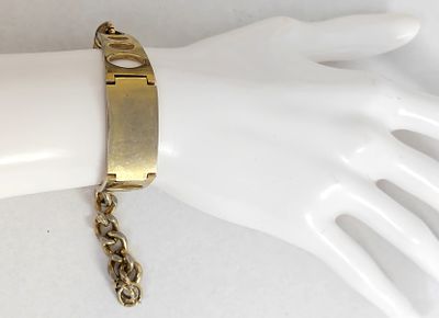 צמיד בנוי מרכיבים גיאומטריים מגוונים. מוזהב. עם סוגר ראוי. אורך: 19 ס"מ.