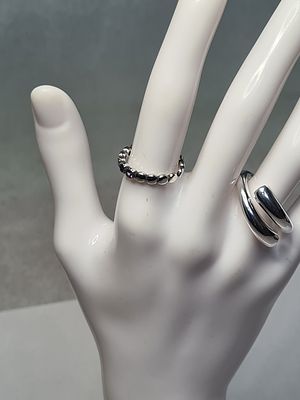 לוט - שתי טבעות כסף חתום 925. יפיפיות. קוטר הקטנה, עם האבנים: 16.5 מ"מ משקל: 1.91 גרם. קוטר 