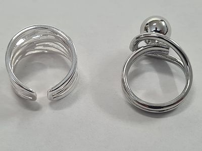 לוט טבעות כסף חתומות 925. משקל הטבעת עם הכדורון 6.43 גרם. קוטר פנימי: 17.5 מ"מ. משקל הרחבה 