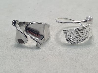 לוט שתי טבעות כסף מרהיבות. חתומות 925. אחת מודולרית, עם פתח בחלק התחתון, כך שניתנת לענידה כמעט 