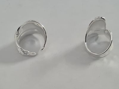 לוט שתי טבעות כסף, אחת חתומה 925. יפיפיות בעדינותן ועיצובן האלגנטי. קוטר: 18 מ"מ. שתיהן 