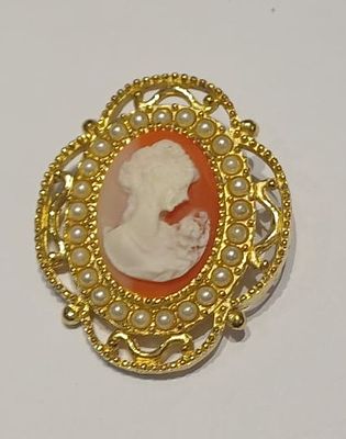 סיכת קמיאו מרשימה. עם 25 דמויי פנינים בהיקף ורקע מוזהב. במצב טוב. סוגר תקין. ניראה שלא הייתה 