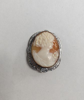 סיכת קמיאו מרשימה ביופיה. הקמיאו הוא בן 100 שנים ויותר. מסגרת בצבע כסף עם סוגר איתן. המסגרת 