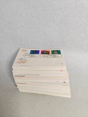 לוט - יותר מ-100 מעטפות דואר ישראל, יום ההופעה, בולי ישראל משנות ה-70 וה-80 של המאה הקודמת. 