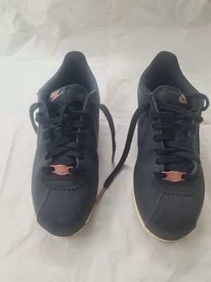 נעלי ספורט "נייק" NIKE CORTEZ 72. שחורות, עם קישוטים בזהב אדמדם, יפיפיות, היו בשימוש מועט. מידה: 37.