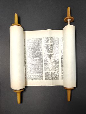 פריט יודאיקה מצוין. ספר תורה (הדפס על נייר) מגולגל עם שני עצי חיים מעץ מצופי באקליט. בצבע 