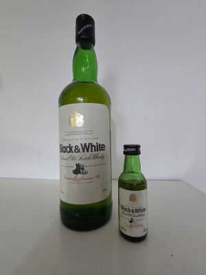 Black &amp; White – Choice Old Scotch Whisky – בקבוק 750 מ״ל + מיניאטורה 50 מ״ל 
סט של שני 