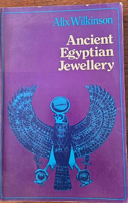 Ancient Egyptian Jewellery. מאת: Alix Wilkinson. לונדון: Methuen & Co Ltd. מחקר מקיף על תכשיטים 