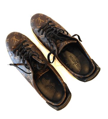 "לואי ויטון" LOUIS VUITTON זוג נעלי "לואי ויטון" מקוריות. וינטג' אופנתי תמיד. במצב משומש, אך 