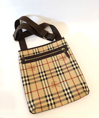 "ברברי" BURBERRY תיק ליום יום לאישה. יפיפה. של המותג היוקרתי. מקורי. חתום. אופנתי תמיד. התיק 