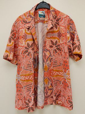 חולצה יפיפייה של היצרנית הידועה TOMMY BAHAMA שרוול קצר. מידה L. 
יצרנית האופנה "טומי בהאמה" 