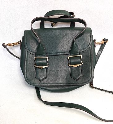 תיק לאישה יפיפה CHARLES&KEITH מקורי. חתום. בגוון ירקרק. אבזרים מוזהבים. שלושה מדורים פנימיים 