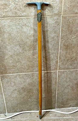 מקל הליכה בשטח ישן אירופאי חתום . גובה 73 ס״מ