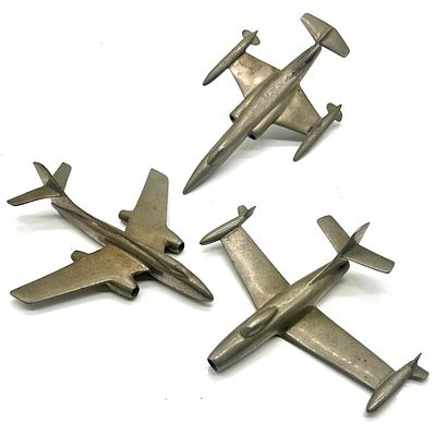 לוט 3 פסלי מטוסים ממתכת . אורך 12.5 ס״מ, 16.5 ס״מ ו- 18 ס״מ