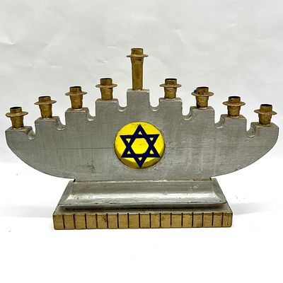 חנוכיה מעץ וברונזה ״חנוכה 1948״. מידות: גובה 19 ס״מ, רוחב 28 ס״מ