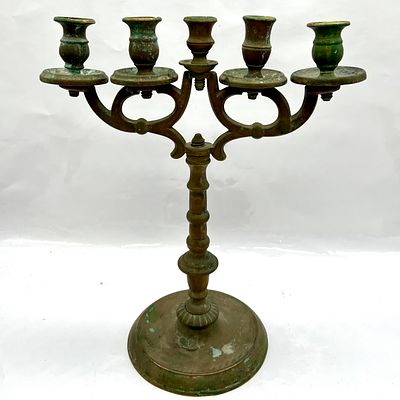 מנורה בעלת 5 קנים מברונזה . מידות: גובה 31.5 ס״מ, רוחב 27.5 ס״מ 
קן אמצעי רופף