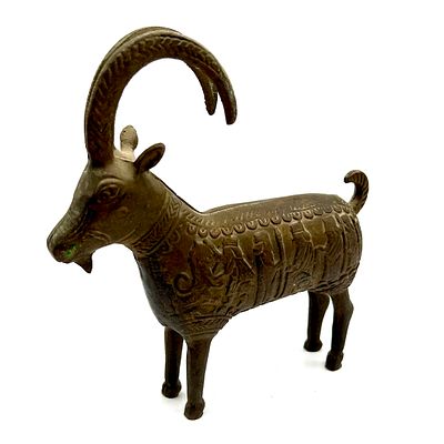 פסל מברונזה בדמות עז עם חריטות עבודת יד . גובה 18.5 ס״מ