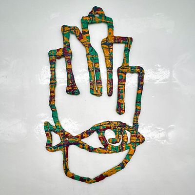 חמסה ממתכת עבודת יד בעיצוב מיוחד ומודרני חתום . אורך 29.5 ס״מ