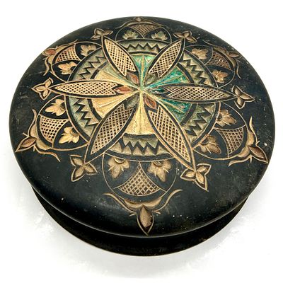 קופסה מעץ עם חריטות עבודת יד . מידות: גובה 5.5 ס״מ, רוחב 19.5 ס״מ