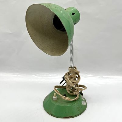 מנורת שולחן במצב תקין. עם מדבקות מס קניה 
גובה 29 ס״מ