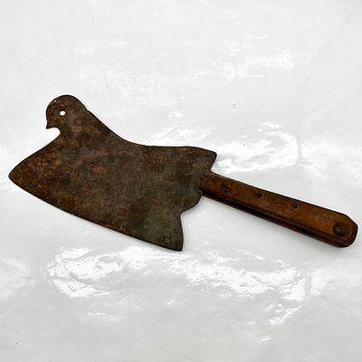 גרזן קצבים ישן בעיצוב מיוחד . אורך כולל ידית 33 ס״מ