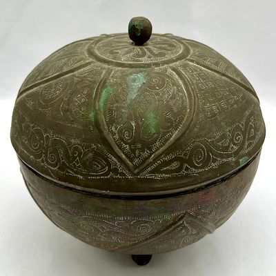 קופסה מברונזה עם חריטות עבודת יד חתום . גובה 17.5 ס״מ