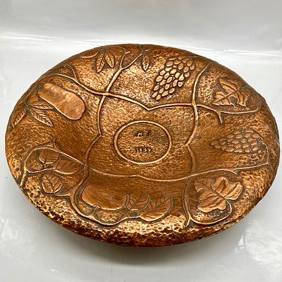 צלוחית הגשה מנחושת 1939. מידות: גובה 7 ס״מ, רוחב 36.5 ס״מ