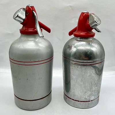 לוט 2 מיכלים לסודה חברת סיפולוקס. גובה 28.5 ס״מ ו- 30.5 ס״מ