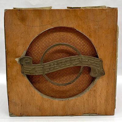 פעמון ״צלילון״ בית ספר מקורי במצב טוב. מידות: גובה 24.5 ס״מ, אורך 11 ס״מ, רוחב 24.5 ס״מ