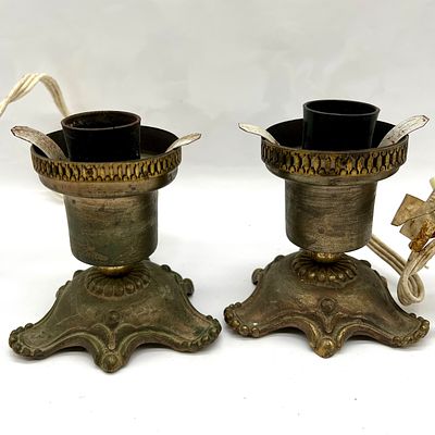 לוט 2 מנורות מברונזה . לא נבדק תקינות - מצריכים החלפת כבל 
גובה 10.5 ס״מ