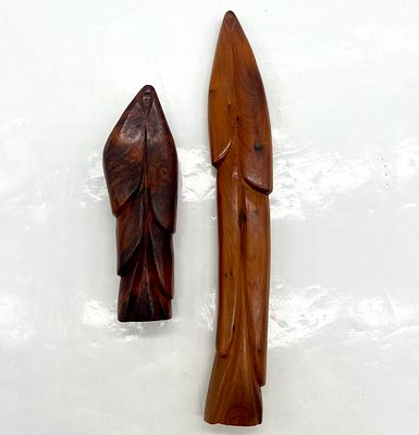 זוג פסלונים מעץ . גובה 13.5 ס״מ ו- 25 ס״מ