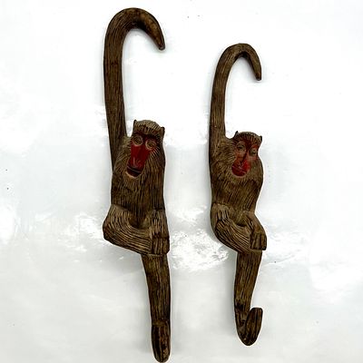 לוט 2 פסלים מעץ לתלייה בדמות קופים עבודת יד . אורך 32 ס״מ ו- 37.5 ס״מ