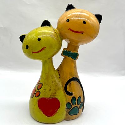 פסל חתולים מקרמיקה. גובה 27.5 ס״מ