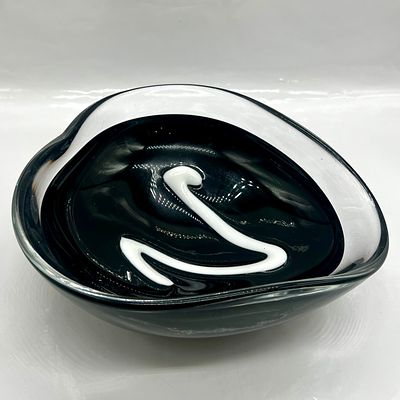 קערה מזכוכית עבודת מורנו חתום . מידות: גובה 8 ס״מ, אורך 22 ס״מ, רוחב 20 ס״מ