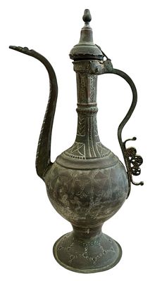 אפטבה אסלאמית עתיקה גדולת ממדים עשויה פליז מצופה בדיל ועם חריטות דקורטיביות. גובה 54 ס"מ, משקל 