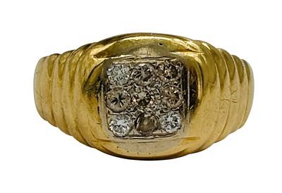 טבעת זהב 14 משובצת 9 יהלומים בגודל 3-3.5 נקודות כל אחד. קוטר פנימי 19 מ"מ, משקל 6.27 גרם, חתומה 