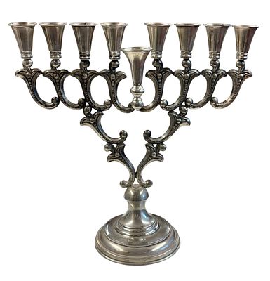 חנוכיה מרשימה מתקופת אמצע המאה ה20 עשויה כסף 925, גובה 31 ס"מ, משקל 402 גרם. שמש נשלף, חתומה