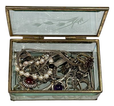 לוט תכשיטי כסף בשילוב אבני חן נתונים בתיבת זכוכית מיוחדת. משקל התכשיטים 138 גרם.