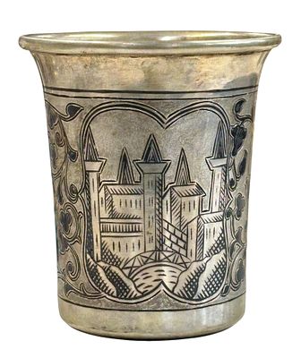 כוס כסף 84 מהאימפריה הרוסית שנת 1883, מעוטרת בחריטות נוף ופרחים צבועים בנילו. גובה 8.5 ס"מ 