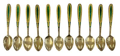 11 כפיות כסף 916 מוזהבות תוצרת ברית המועצות עם ידיות מעטורות באמייל. אורך 11.5 ס"מ, משקל כולל 