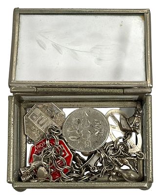 צמיד קמעות/תליונים עשויים כסף 925 ונתון בתיבת זכוכית מיוחדת. משקל הכסף 35 גרם, חתומים