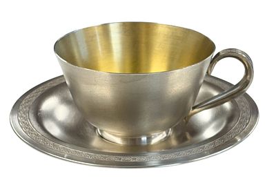 ספל עם תחתית עשויים כסף 875 תוצרת ברית המועצות. לספל הזהבה פנימית והתחתית עם עיטורים בשוליים. 