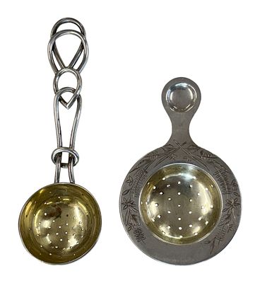 זוג מסננות תה עשויות כסף 84 תוצרת האימפריה הרוסית מתחילת המאה ה20. אורך 11.5/16 ס"מ, משקל כולל 