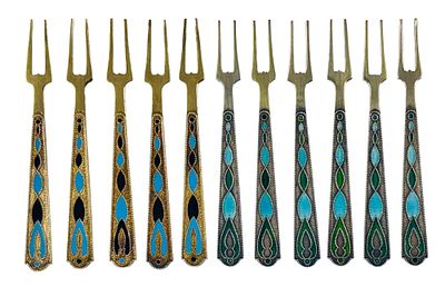 11 מזלגי פירות עשויים כסף 875 תוצרת ברית המועצות עם ידיות מעטורות באמייל. כולל 6 כסופות ו5 